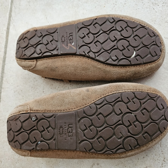 Kids UGG sz 12 slippers - Picture 2 of 3